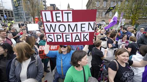 Transgender-related protesters divided by police in Belfast - BBC News