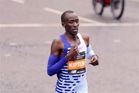 London Marathon 2023: Kelvin Kiptum wins men’s race in the second fastest marathon in history