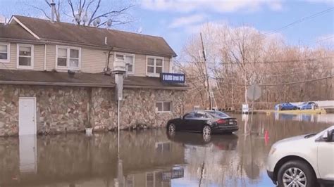 New Jersey families return to neighborhoods affected by flood waters