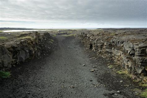 Mid-Atlantic ridge on SW coast of Iceland – Geology Pics