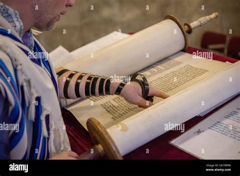 Synagogue rabbi torah scroll hi-res stock photography and images - Alamy