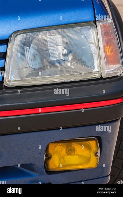 Old car: traditional headlight with halogen bulbs Stock Photo - Alamy