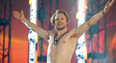 Golden Knights' William Karlsson delivers epic drunk speech, has mic pulled away at Stanley Cup ...