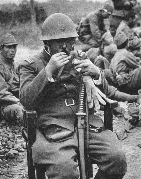 A Japanese officer eating during a pause. Ww2 Photos, History Photos, Army & Navy, Red Army ...