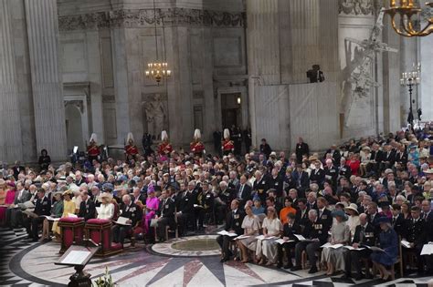 Queen Elizabeth II makes surprise appearance on palace balcony to cap ...