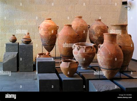 Israel ancient pottery hi-res stock photography and images - Alamy