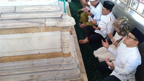 Cak Imin Sapa Ratusan Kader Perempuan Bangsa sebelum Ziarah di Makam Sunan Gresik