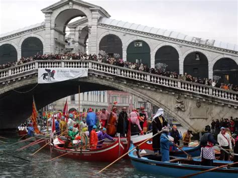 Disappointing photos show what Venice looks like in real life, from extreme overcrowding and ...