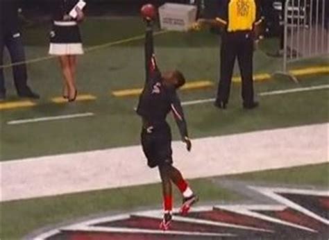 Julio Jones Catch: Falcons Receiver Makes Leaping One-Handed Grab During Warm-Ups (VIDEO)