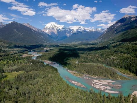 Mount Robson and the Fraser river. BC Canada [OC][3952x2964] : r/EarthPorn