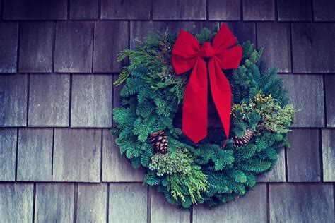 Green and Red Christmas Wreath · Free Stock Photo