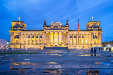 Premium Photo | Deutscher bundestag at night in berlin city, germany