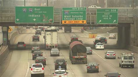 Graffiti removal on Kennedy Expressway sign causes traffic backup - ABC7 Chicago