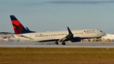 Delta Air Lines Boeing 737-900ER Touch Down Runway | Aircraft Wallpaper Galleries