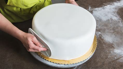 Cream Icing Vs. Fondant: What's The Difference?