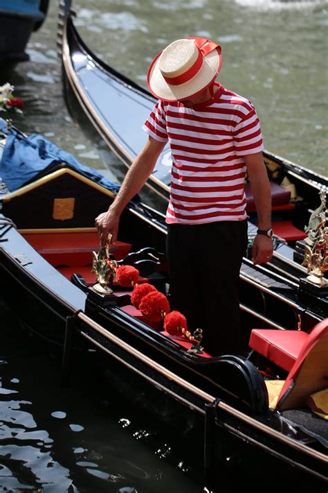 Venetian Gondola: history and curious facts about the symbol of Venice ...