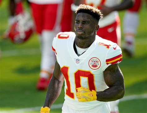 Tyreek Hill pretends to slap woman in TikTok video, slammed as ...