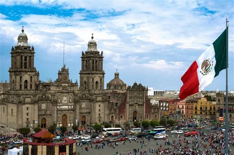 Entradas y Tours - Plaza de la Constitución (Zócalo), Ciudad de México - Viator