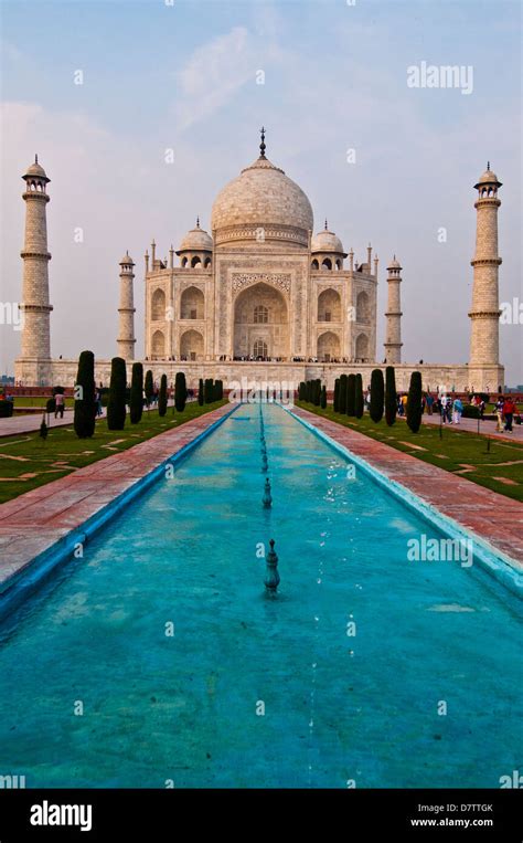 Taj mahal reflecting pool hi-res stock photography and images - Alamy