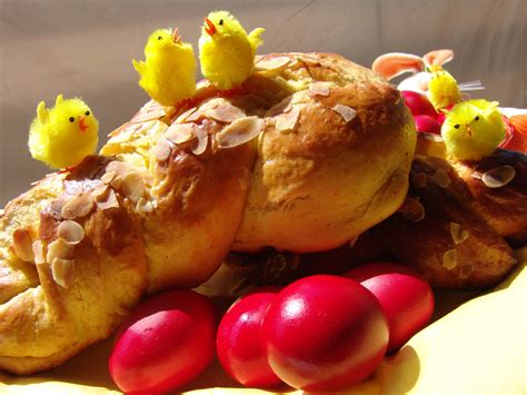 Greek Easter Sweet Bread (Tsoureki) - Cooking In Plain Greek