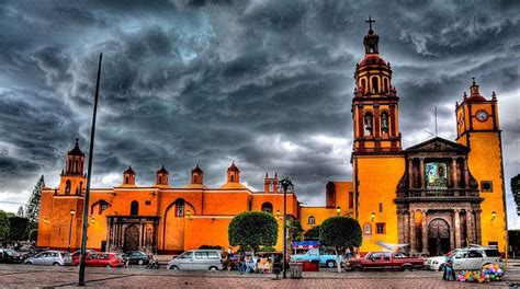 Iglesia en la Plaza principal de San Juan del Río | Mexican people, Cathedral church, Cathedral