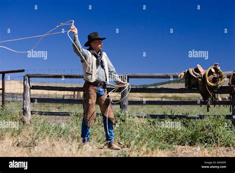 Cowboy throwing lasso hi-res stock photography and images - Alamy