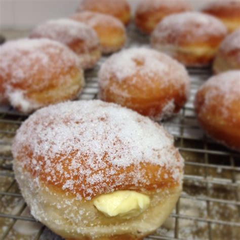 Irresistibly Delightful: Sugar Dusted Donuts with Vanilla Custard Filling