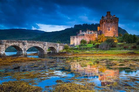 Contemplez le château d’Eilean Donan, ce bijou médiéval bordé par le mythique Loch Ness ...