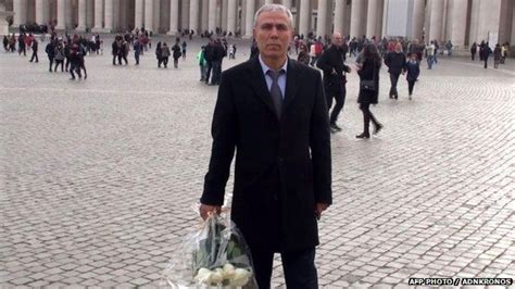 Pope gunman Mehmet Ali Agca visits John Paul II's grave - BBC News