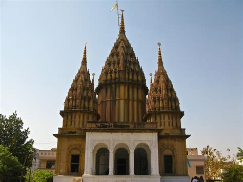 File:An old temple in Varanasi.jpg