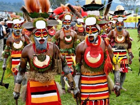 Goroka Show vacation in Papua New Guinea | Responsible Travel