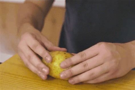 How to Efficiently Peel Potatoes | Peeling potatoes, Potatoes, Food