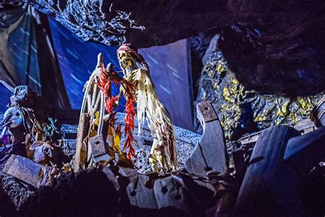 Pirates of the Caribbean in Disneyland | GML_3925 | George Landis | Flickr