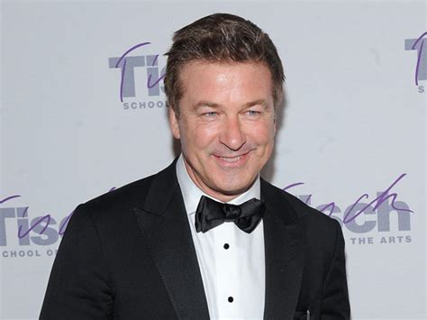 Alec Baldwin helps NY school raise money for sports - CBS News