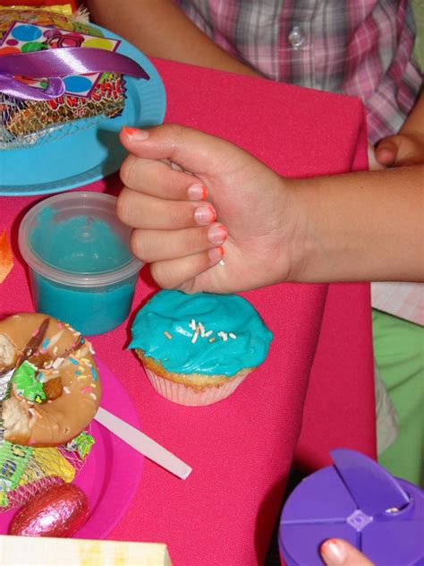 SUPER PARTY GAMES: Cupcake decorating activity