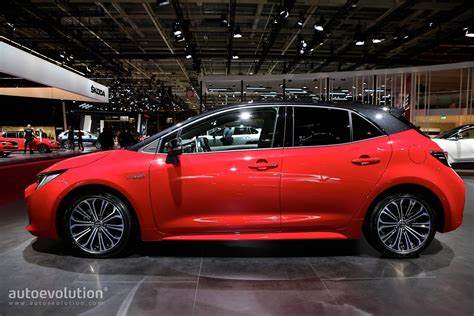 Toyota Corolla Hybrid Wagon Has Giant Trunk and Even Bigger Tablet in Paris - autoevolution