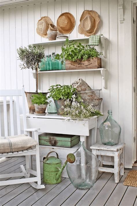 Amazing Rustic Farmhouse Porch Décor Ideas of the Season - EasyHomeTips.org