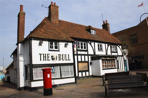 'The Bull', High Street © Roger Templeman cc-by-sa/2.0 :: Geograph Britain and Ireland