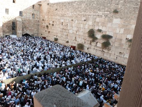 Crowds at Western Wall during Sukkot, the Feast of Tabernacles (Seetheholyland.net) « See The ...