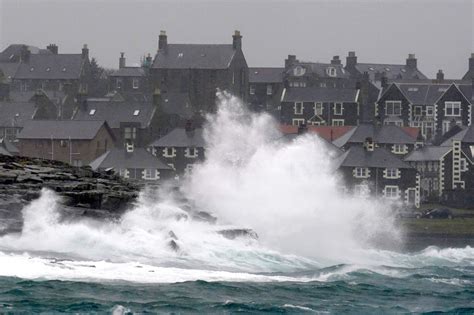 Storm Ingunn map: Where and what time ‘weather bomb’ will bring 85mph winds to the UK