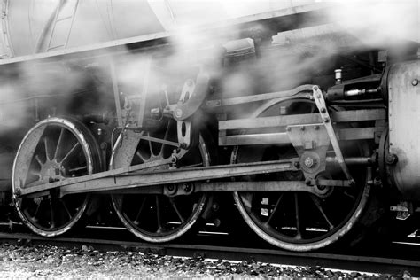 File:Steam locomotive running gear.jpg - Wikipedia