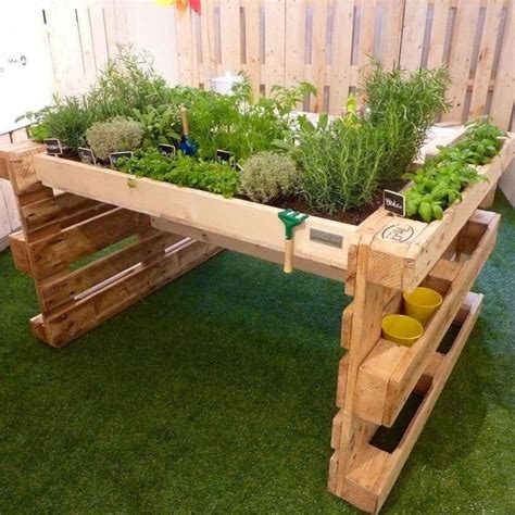 22 magnifiques projets à réaliser avec du bois de palette | Pallets garden, Herb garden pallet ...