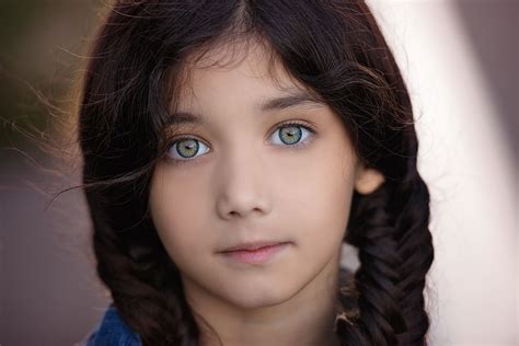 girl with crazy amazing green eyes | Black hair green eyes, Stunning eyes, Pretty eyes