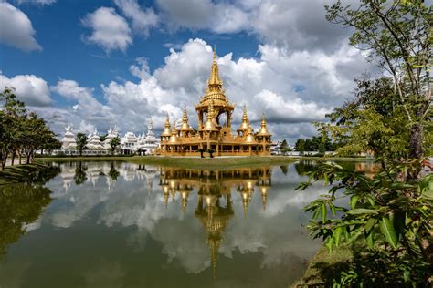 Wat Rong Khun Art Gallery Reflecting in Lake Surface · Free Stock Photo