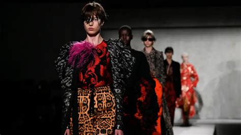 Avant-Garde Fashion: What It Is (With Examples) - Clothes Show London