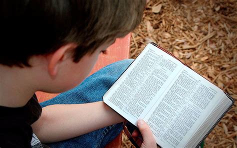 Maestro impide leer la Biblia a un niño durante su exposición