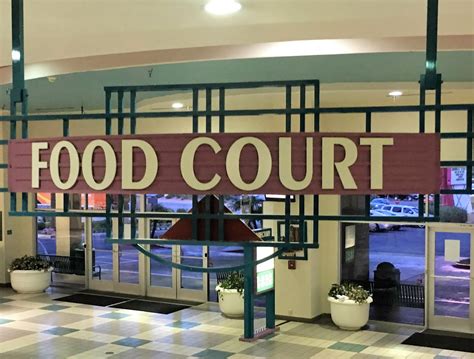 Laughlin Buzz: The Saddest Mall Food Court in America?!