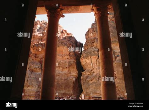 PETRA inside the AL KHAZNEH the treasury at the end of the SIQ rose ...