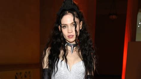 Grimes Seemingly Gets Plastic Surgery Elf Ears, Announces Finished ...