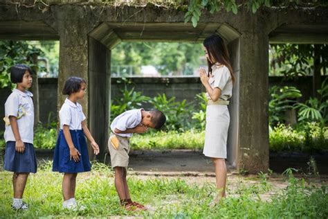 'Wai' Thai Greeting - Trip Advice - Guide to Thailand